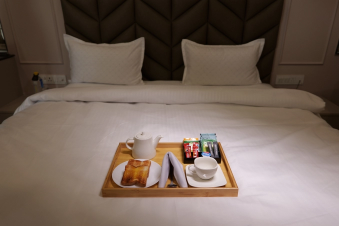 Breakfast & In-Room Dining